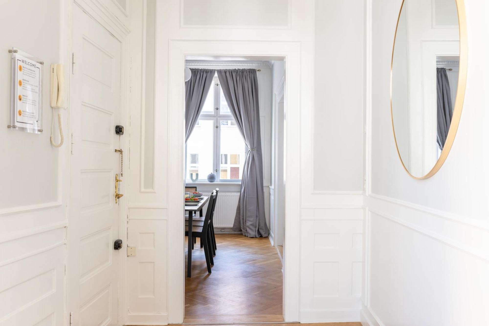 Large Apartment With Canal View In Central Cph City Копенхаген Екстериор снимка